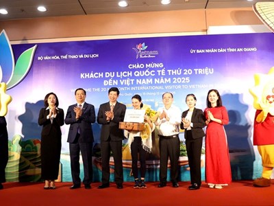 Nữ du khách Ba Lan xúc động khi được chào đón là vị khách thứ 20 triệu