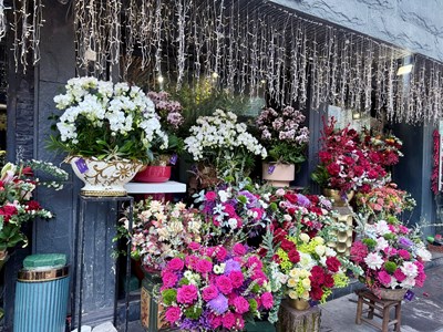 Thị trường quà tặng 8.3: Rạng rỡ hoa tươi thiết kế, đa dạng hoa sáp đóng hộp