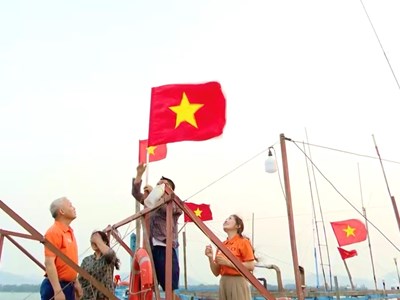 Trao tặng hàng nghìn lá cờ và sinh kế cho ngư dân, gia đình chính sách miền Trung