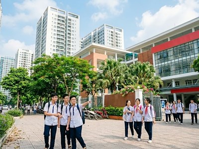 Áp lực lớp 10 công lập tại Hà Nội: Không thể chỉ trông chờ tăng chỉ tiêu