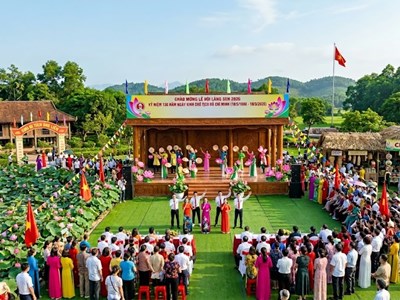 Xứ Nghệ lung linh mùa Lễ hội Làng Sen 2026