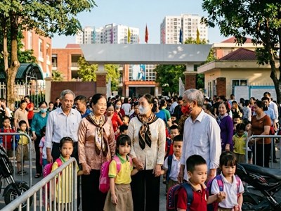 Trào lưu ông bà nuôi cháu ở đô thị: Cần một giải pháp cân bằng hơn