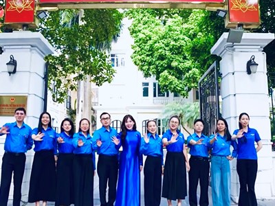  Đoàn thanh niên Bộ VHTTDL đồng diễn ca khúc chính thức của Đại hội đại biểu toàn quốc Đoàn TNCS Hồ Chí Minh lần thứ XIII
