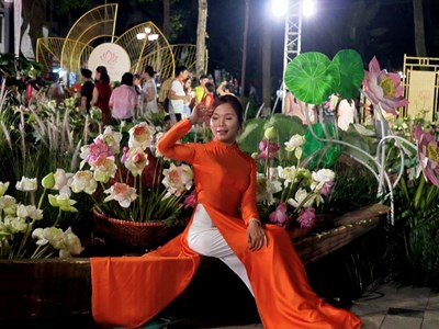 Sắc sen lan tỏa trong không gian văn hóa Hồ Tây