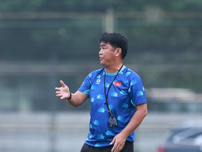 HLV Trần Minh Chiến dẫn dắt đội U16 quốc gia