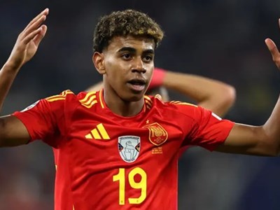 “Thần đồng” Tây Ban Nha cân bằng thành tích của Ronaldo