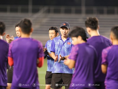 Thầy trò HLV Kim Sang-sik tập buổi đầu tiên tại Philippines