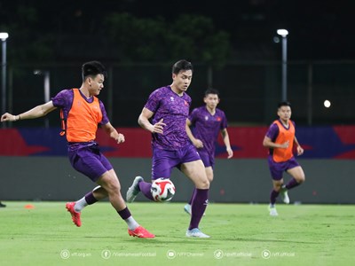Tuyển Việt Nam làm quen với mặt sân cỏ nhân tạo, chuẩn bị cho trận bán kết với Singapore