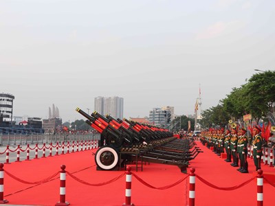 Video màn bắn đại bác mừng Đại lễ 30.4 tại bến Bạch Đằng