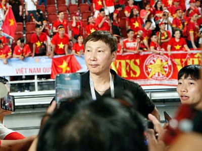 HLV Kim Sang-sik: Tinh thần chiến đấu đến cùng đã giúp U22 Việt Nam giành tấm HCV