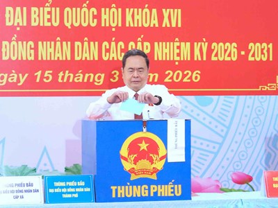 Chủ tịch Quốc hội Trần Thanh Mẫn bỏ phiếu bầu cử tại xã Hóc Môn, TP.HCM
