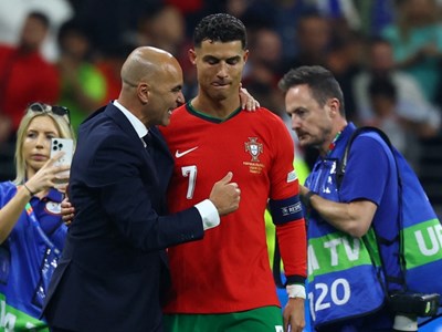HLV Bồ Đào Nha bảo vệ Ronaldo trước làn sóng chỉ trích