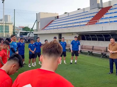 Lãnh đạo VFF động viên đội tuyển Việt Nam trước trận gặp Singapore