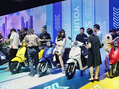 Khách hàng mua xe máy điện “sướng” với chương trình “3 tốt”