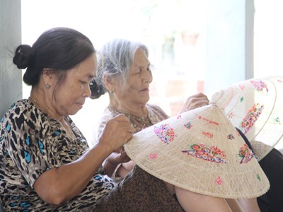 Nâng tầm giá trị di sản nghề chằm nón ngựa Phú Gia