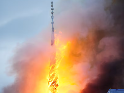 Cháy tòa nhà lịch sử hơn 400 tuổi của Đan Mạch