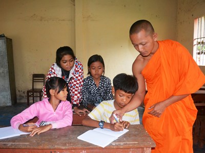  Hỗ trợ đồng bào DTTS tham gia học xóa mù chữ