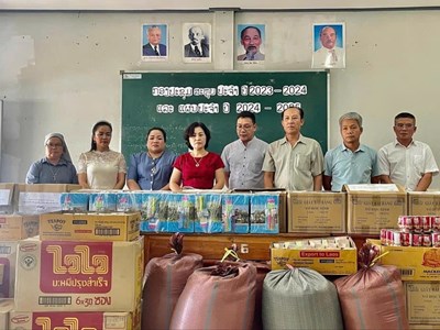 Trao tặng quà cho học sinh trường Đào tạo người khuyết tật tỉnh Luang Prabang
