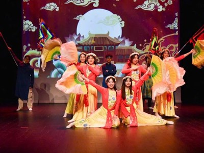 Kiều bào tại Pháp mừng đón mùa xuân Ất Tỵ