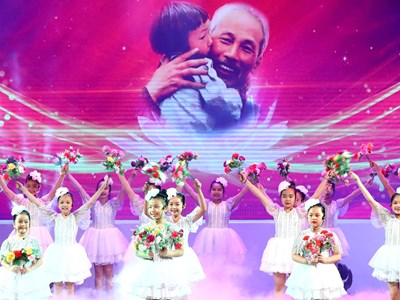Tháng Năm nhớ Bác, hát mãi tên Người