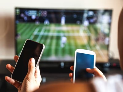 Người trưởng thành Anh dành nhiều thời gian cho điện thoại hơn xem TV