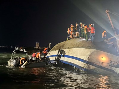  Đứng về phía sự thật và tình người