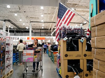 Người dân Mỹ đổ lỗi cho ông Trump về chi phí sinh hoạt cao