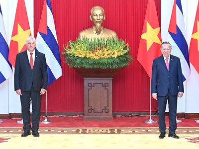 Tổng Bí thư Tô Lâm và Bí thư Thứ nhất Đảng Cộng sản Cuba, Chủ tịch nước Cộng hòa Cuba Miguel Diaz-Canel Bermudez chứng kiến Lễ trao các văn kiện hợp tác