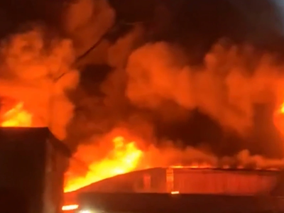 Lửa ngùn ngụt tại nhà xưởng gần cầu Đuống