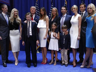 Khối tài sản gia đình ông Trump tăng gấp đôi trong 1 năm