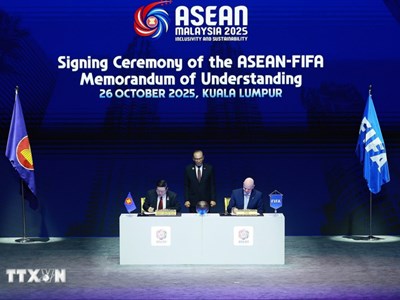 Thủ tướng Phạm Minh Chính chứng kiến Lễ ký Bản ghi nhớ hợp tác ASEAN-FIFA trong khuôn khổ Hội nghị cấp cao ASEAN 47