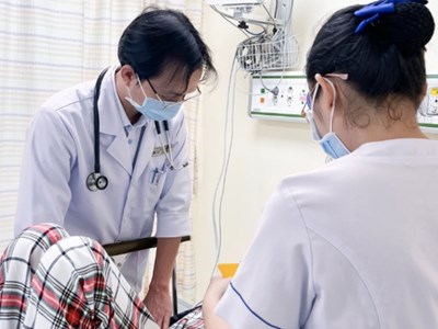 Hàng chục người nghi ngộ độc thực phẩm sau khi ăn bánh mì ở TP HCM