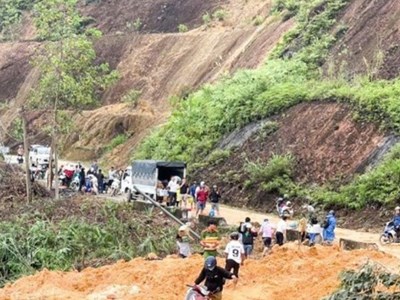 Bão số 13 đi qua, nguy cơ ngập lụt và sạt lở đất chưa chấm dứt