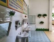 ​ Nhìn từ nhà vệ sinh trường học