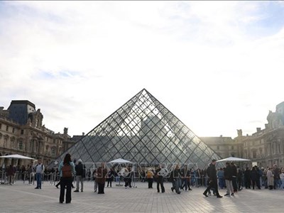 Pháp: Bảo tàng Louvre tạm đóng cửa
