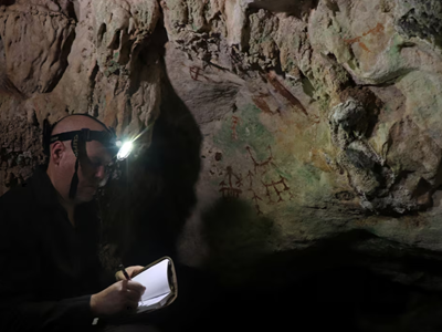 Xác định tác phẩm nghệ thuật trên đá cổ nhất thế giới trong hang động Indonesia