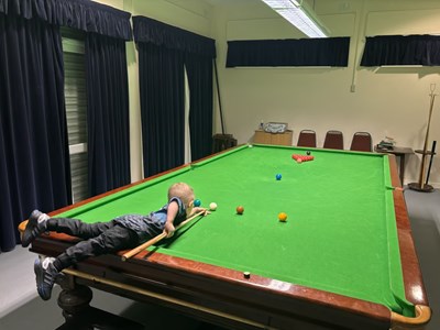 Cậu bé hai tuổi lập hai kỷ lục Guinness thế giới với những cú đánh bi-a điêu luyện