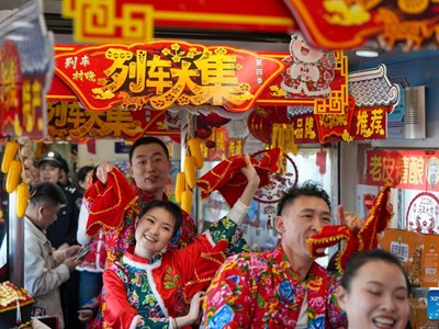 “Hội chợ trên tàu” sưởi ấm hành trình Tết ở Đông Bắc Trung Quốc