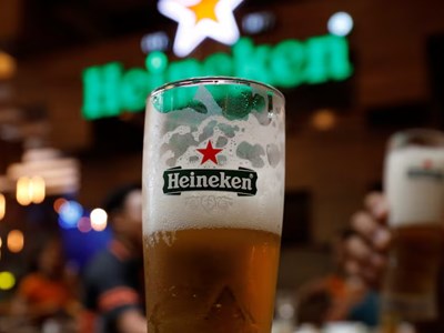Heineken dự kiến cắt giảm tới 6.000 việc làm do nhu cầu bia giảm sút