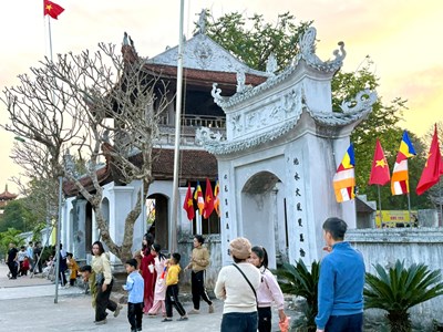 Nô nức dòng người về chùa Đậu du xuân đầu năm