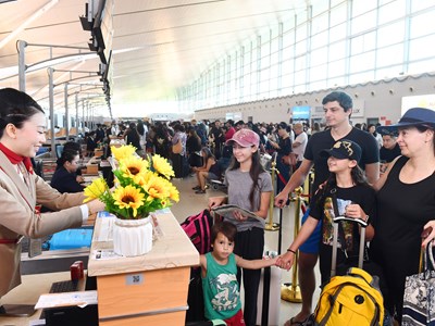 Cửa ngõ hàng không đảo Ngọc đạt đỉnh với 93 chuyến bay, bùng nổ du khách, tấp nập khách quốc tế dịp Tết Nguyên đán