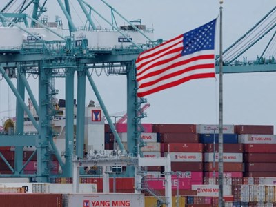 Tổng thống Trump tiếp tục nâng thuế toàn cầu từ 10% lên 15%