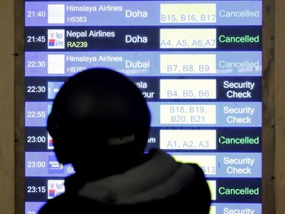 Hàng trăm nghìn hành khách mắc kẹt khi Trung Đông đóng cửa không phận