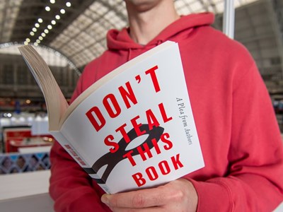 Hàng nghìn tác giả xuất bản “cuốn sách trống” để phản đối các công ty AI