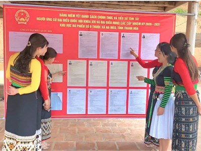  Theo chân cán bộ lên bản vận động cử tri