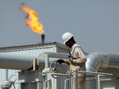 Giá dầu thế giới tăng gần 5% khi lo ngại gián đoạn nguồn cung 