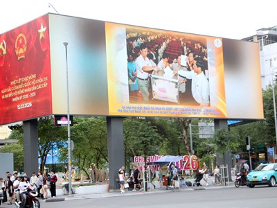  Khắp nơi rực rỡ cờ hoa hướng về ngày hội non sông