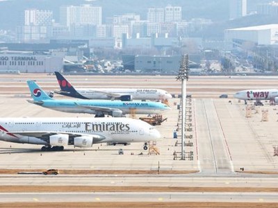 Các hãng hàng không Hàn Quốc cắt giảm chuyến bay, tăng phụ phí do giá dầu tăng cao