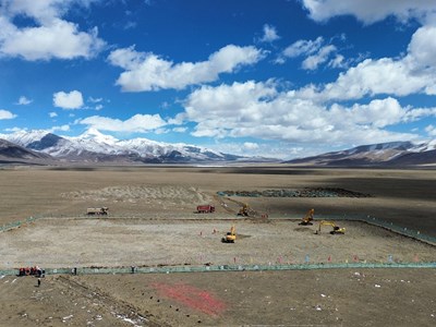 Trung Quốc khởi công nhà máy điện mặt trời máng parabol cao nhất thế giới