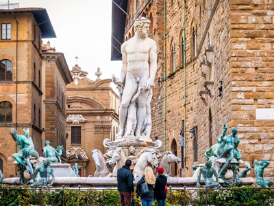 Italia: Đài phun nước Neptune bị phá hoại vì trò đùa của du khách